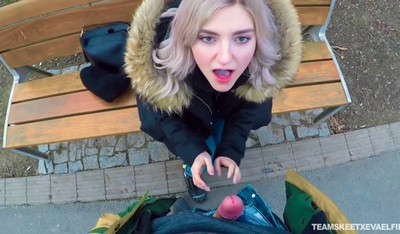 В парке русская девушка предоставила оральные услуги за деньги.