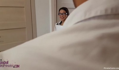 Многие парни в общежитии занимались с милой азиаткой анальным сексом.