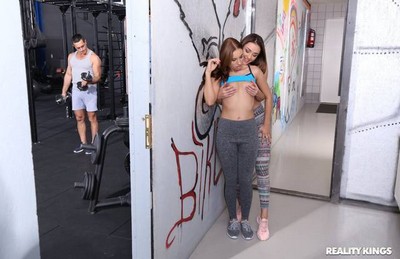 Две спортсменки решили провести время в спортзале и случайно обнаружили новые стороны своей сексуальности.