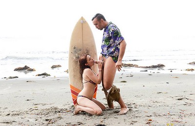 Турист на пляже снял парео с молодой женщины и занялся с ней сексом.
